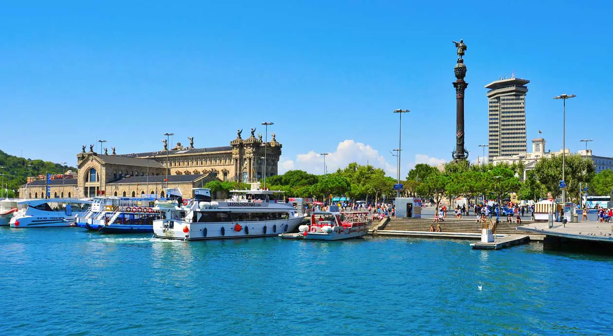 Barcellona, estremità di La Ramble con Il Porto e il Monumento a Colombo Foto: Copyright © Sisterscom.com / Depositphotos