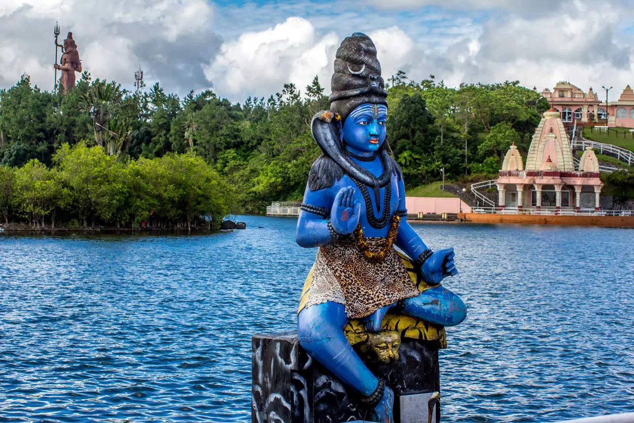 Mauritius, tempio di Ganga Talao con le statue di Buddha al lago sacro sulle montagne di Savanne Copyright © Sisterscom.com / Depositphotos