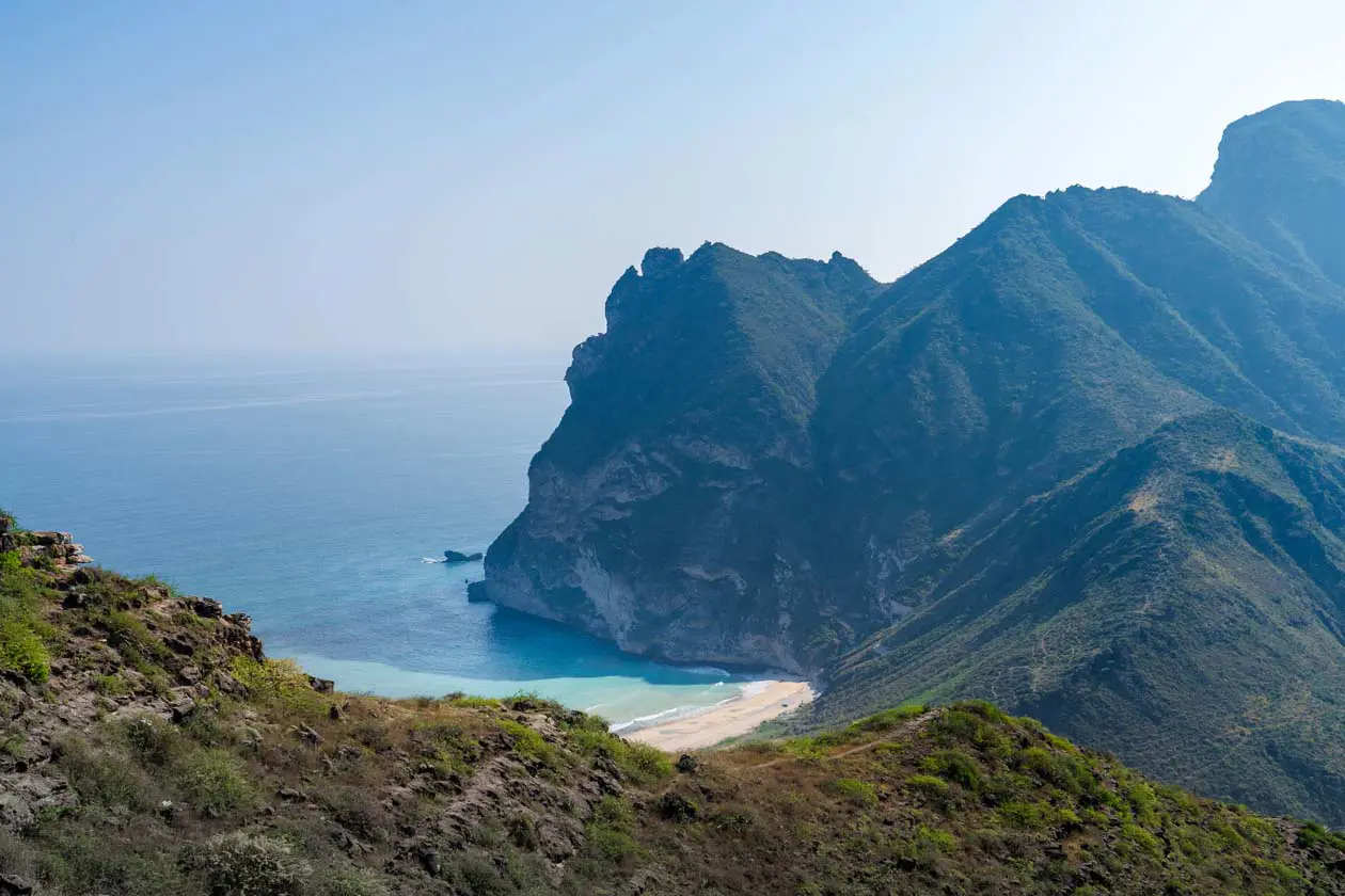 Salalah, spiaggia tra le verdi colline e montagne Foto Copyright © Sisterscom.com / Depositphotos