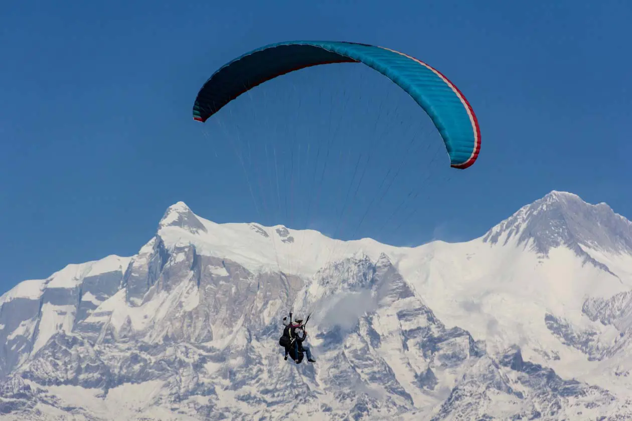 Parapendio a Pokhara, Nepal Foto: Copyright © Sisterscom.com / Depositphotos