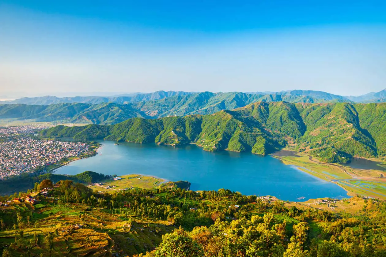 Pokhara, Nepal. Vista panoramica sul Lago Phewa e le montagne. Foto: Copyright © Sisterscom.com / Depositphotos