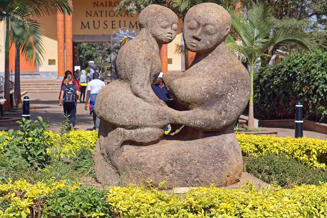 Nairobi National Museum, ingresso con giardino e statue Foto Copyright © Sisterscom.com / Depositphotos