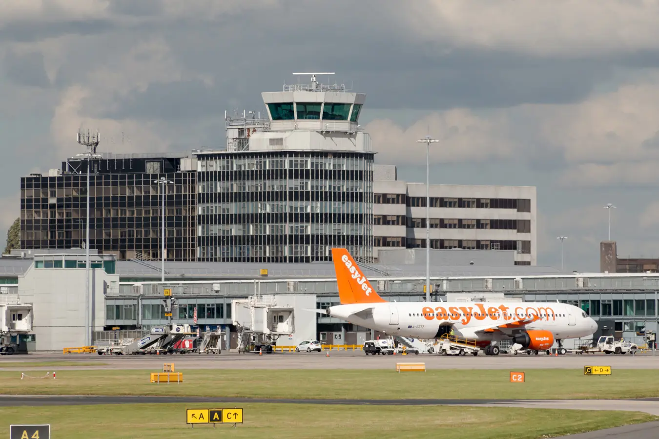 Mancherster Airport Sisterscom.com, Shutterstock