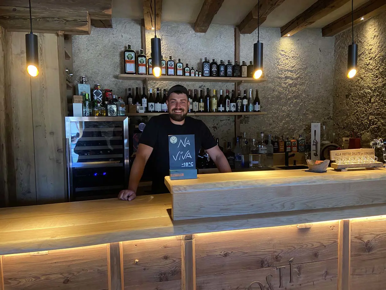 Martin nella cantina del Maso di Longiarü Foto: Copyright © Sisterscom.com / Avion Tourism Magazine