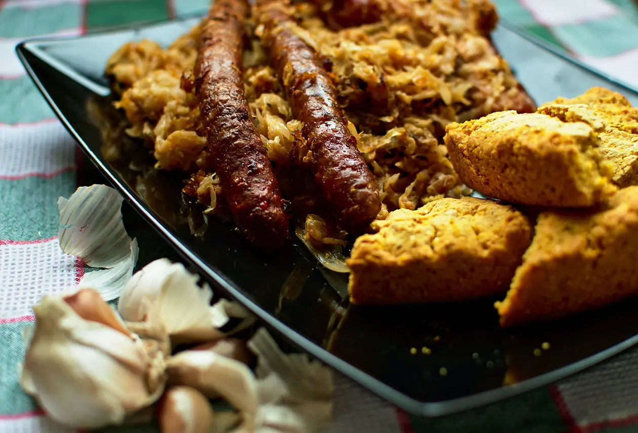 Crosta e salsicce con crauti