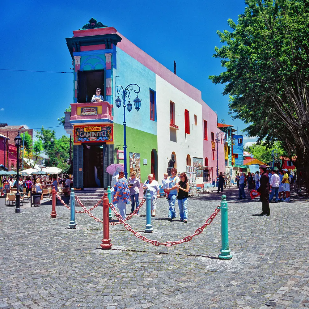 Caminito, vicolo a La Boca, un quartiere di Buenos Aires ed ha ispirato la musica per il tango Caminito, composto da Juan de Dios Filiberto. Copyright © Sisterscom.com / Shutterstock 