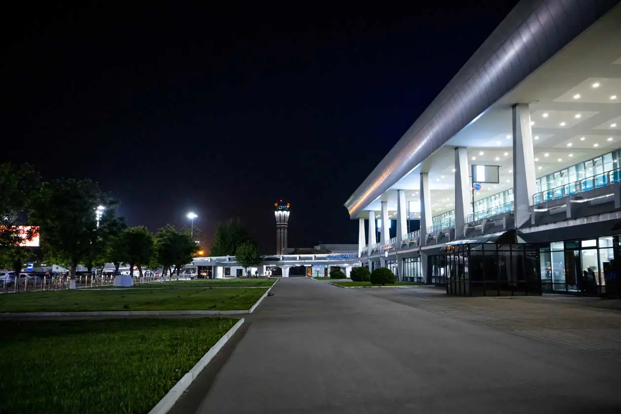 Aeroporto Internazionale di Islam Karimov Tashkent (TAS) Foto e visual ad uso editoriale: Copyright © Sisterscom.com / Depositphotos