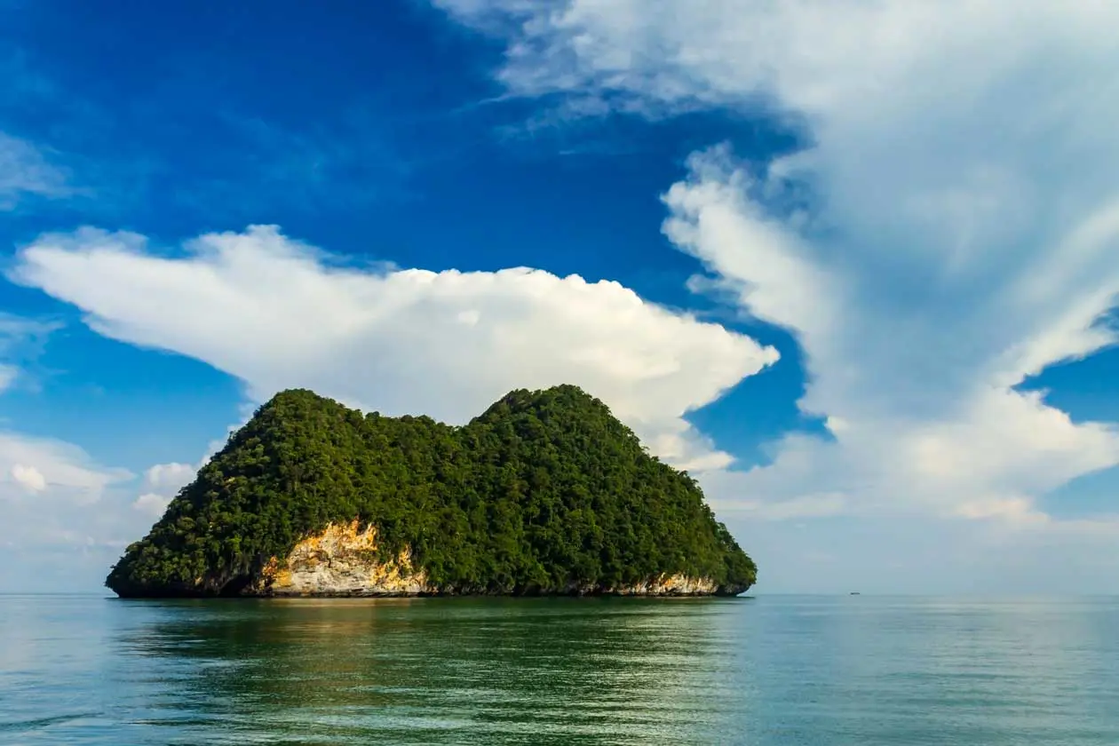 Piccola isola vicino alla spiaggia Tanjung Rhu, Langkawi, Malesia Foto: Copyright © Sisterscom.com / Depositphotos