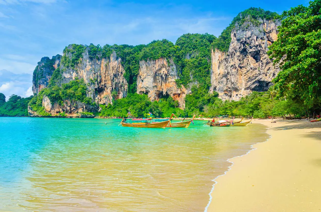 Railay Beach, Krabi, Thailandia Foto: Copyright © Sisterscom.com / Depositphotos