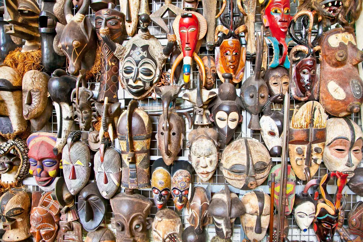 Maschere e sculture in legno a Nairobi Foto Copyright © Sisterscom.com / Depositphotos