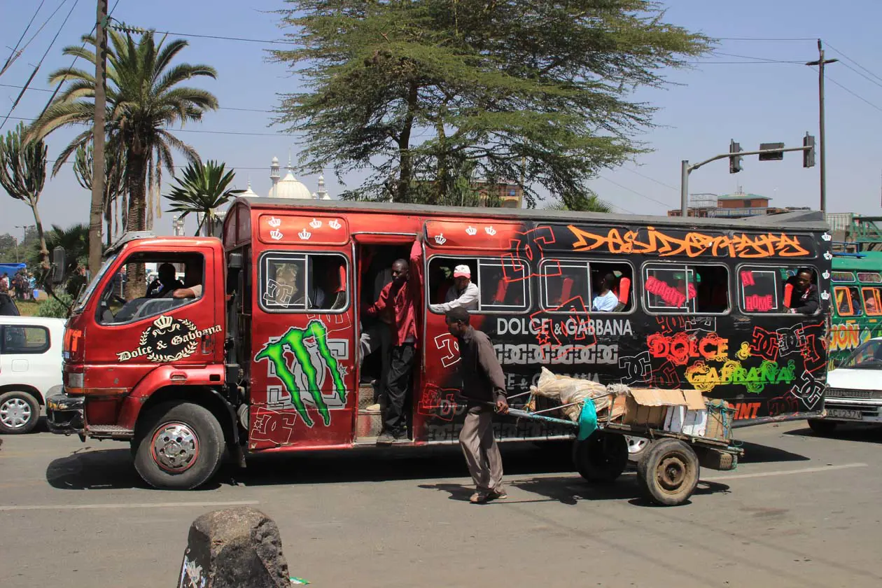 Matatu a Nairobi, Kenya Foto Copyright © Sisterscom.com / Depositphotos