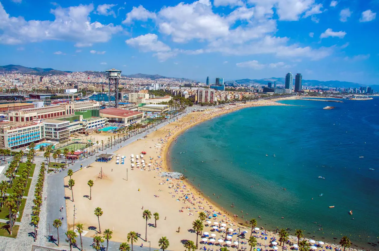 Barceloneta, la spiaggia di Barcellona Foto: Copyright © Sisterscom.com / Depositphotos