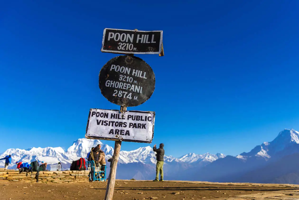 Trekking a Pokhara, cima di Poon Hill, Nepal Foto: Copyright © Sisterscom.com / Depositphotos