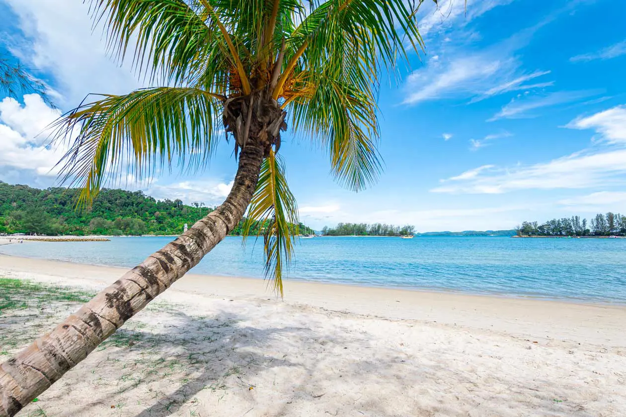 Piccola isola vicino alla spiaggia Tanjung Rhu, Langkawi, Malesia Foto: Copyright © Sisterscom.com / Depositphotos