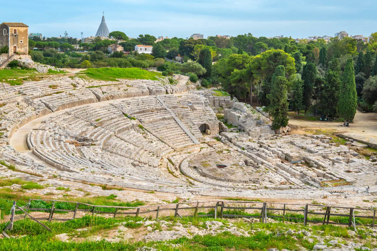 Parco Archeologico della Neapolis - Teatro Greco Foto: Copyright © Sisterscom.com / Depositphotos