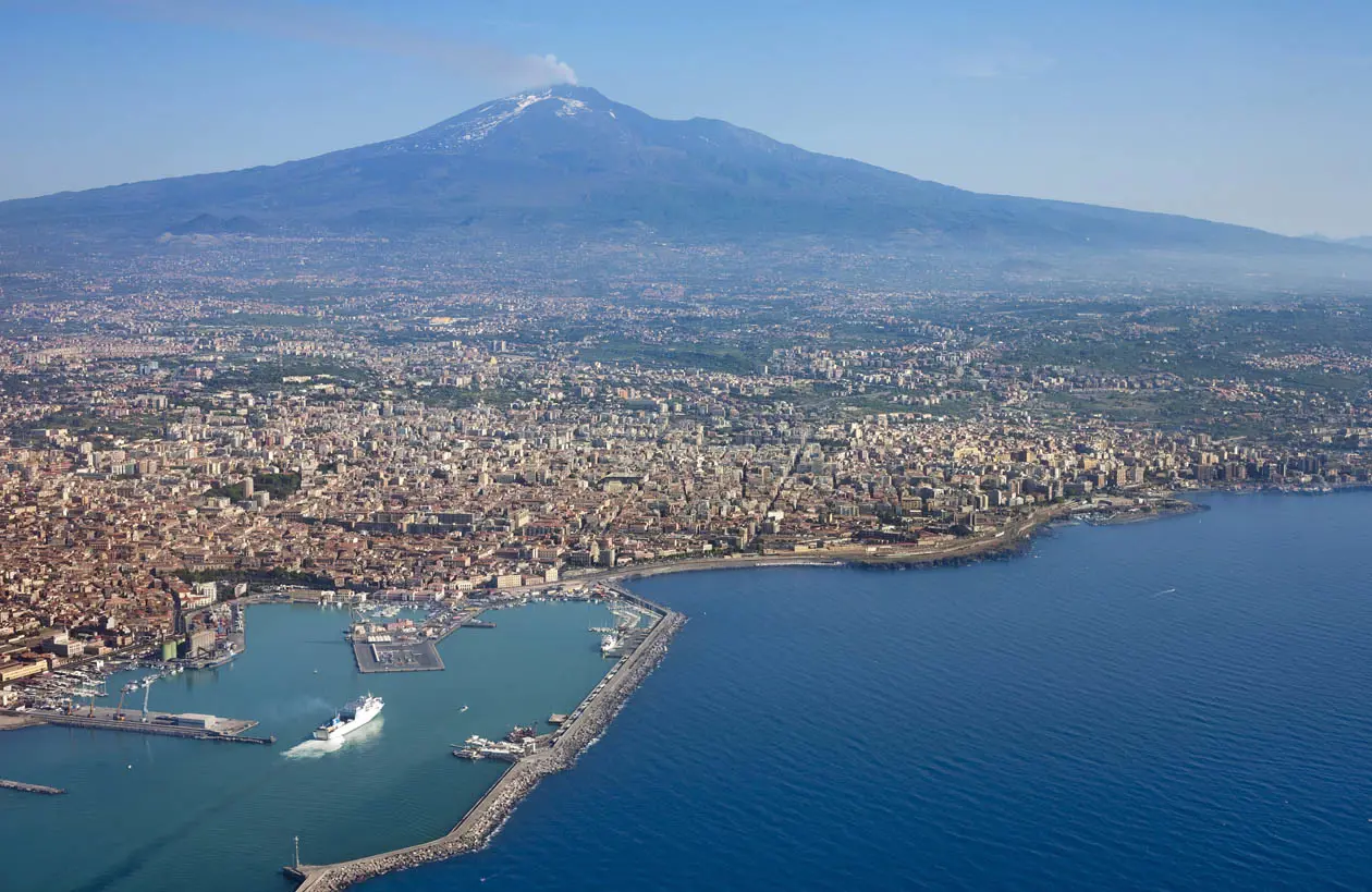 Catania affacciata sul mare con vista sull'Etna Foto: Copyright © Sisterscom.com / Depositphotos