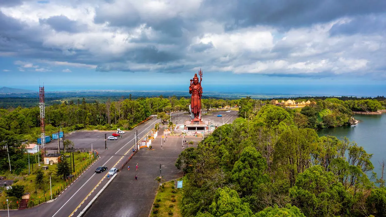 Mauritius, lago sacro Ganga Talao con il tempio induista e la statua di Shiva alta 33 metri Copyright © Sisterscom.com / Depositphotos