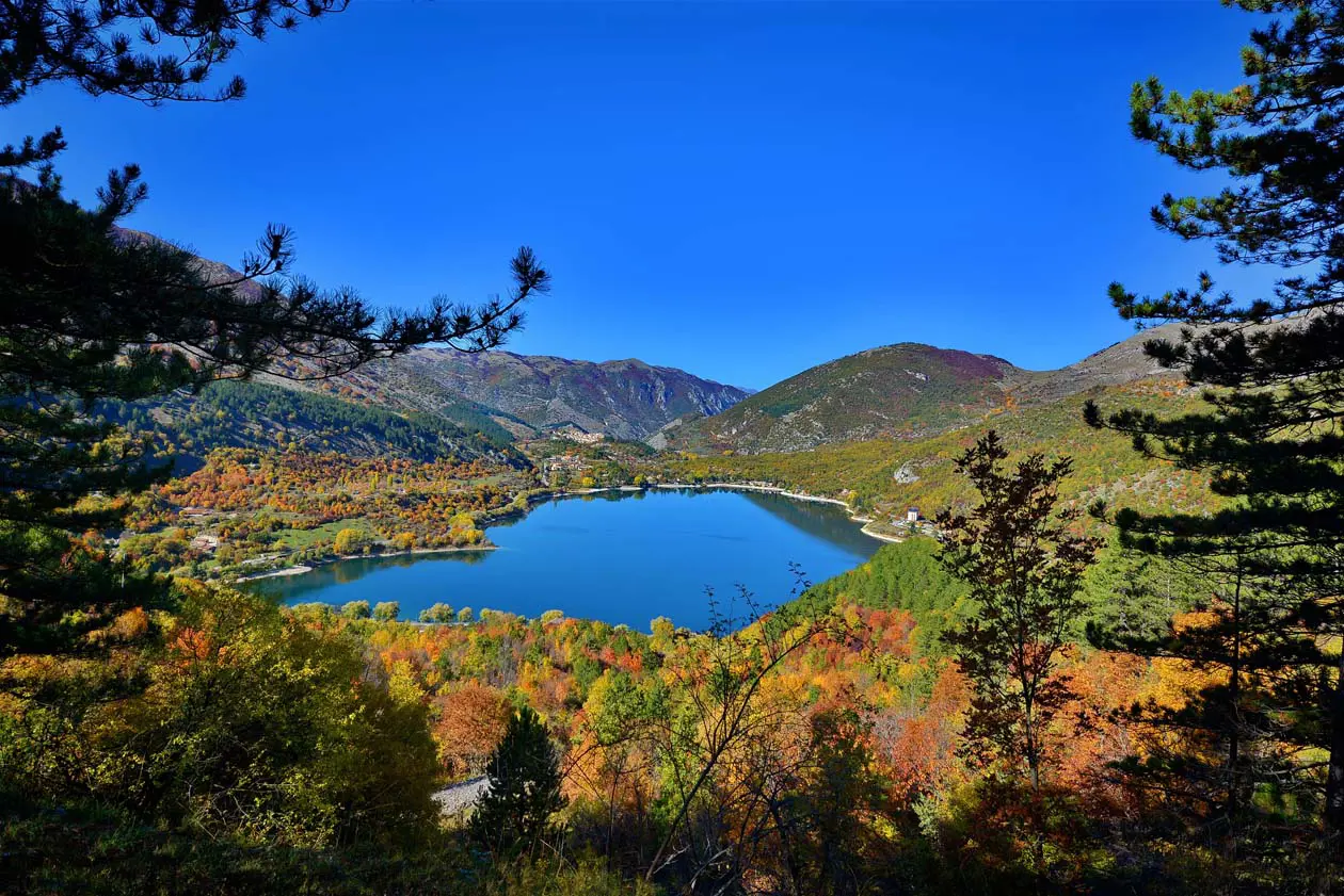 Lago si Scanno, Abruzzo Copyright © Sisterscom.com / Depositphotos 