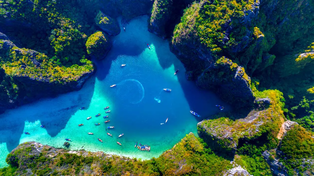 Veduta aerea della baia di Pileh nell'isola di Phi Phi, Krabi, Thailandia Foto: Copyright © Sisterscom.com / Depositphotos