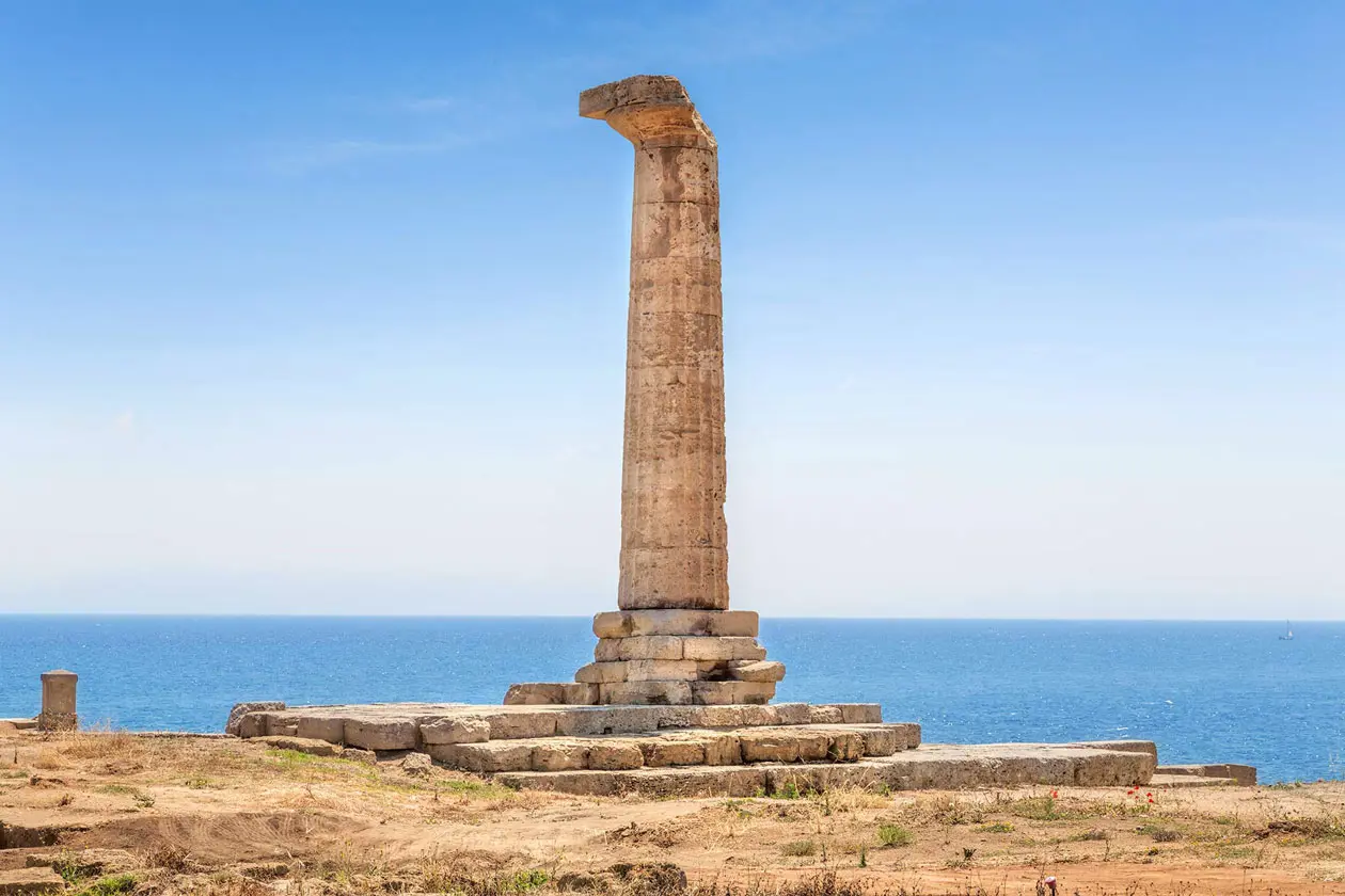 Column of the temple of the goddess Hera Lacinia Copyright © Sisterscom.com / Shutterstock