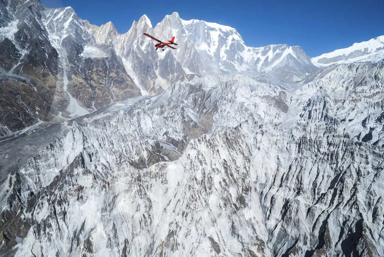 Aereo ultraleggero sorvola Pokhara e il Machapuchare. Nepal Foto: Copyright © Sisterscom.com / Depositphotos