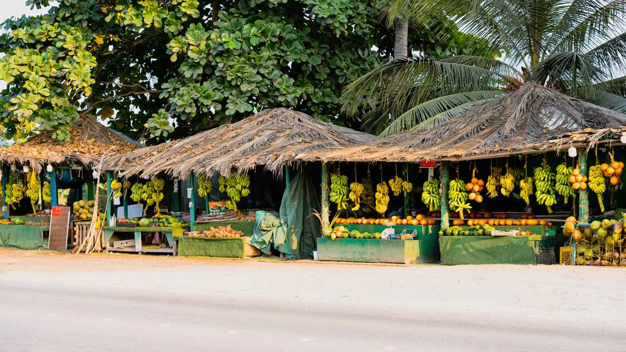 Mercato di frutta e verdura in Sultan Qaboos Street, Salalah, Oman. Foto Copyright © Sisterscom.com / Depositphotos