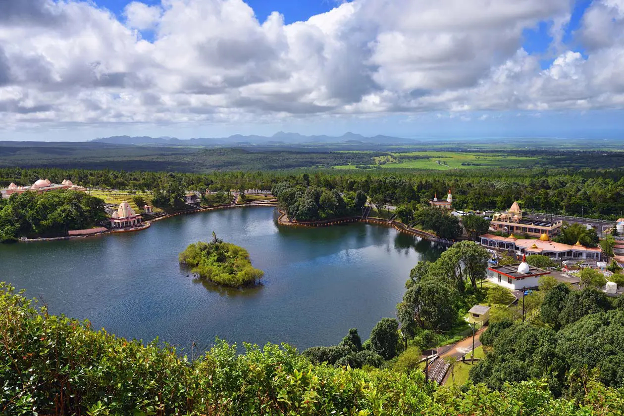 Lago Sacro con il tempio di Ganga Talao sulle montagne di Savanne a Mauritius Copyright © Sisterscom.com / Depositphotos