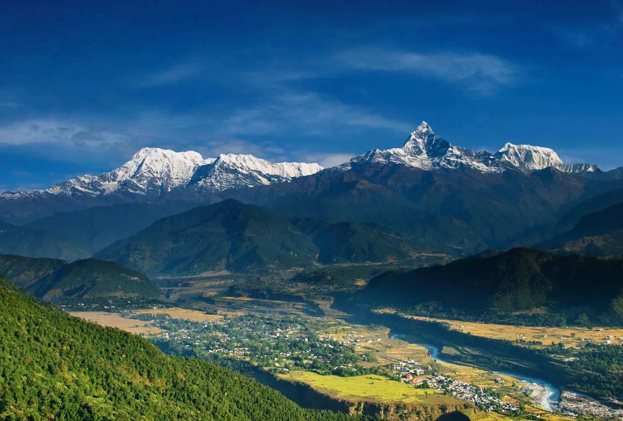 Pokhara, Nepal. Vista panoramica con il massiccio dell'Annapurna, catena dell'Himalaya, Nepal. Foto: Copyright © Sisterscom.com / Depositphotos