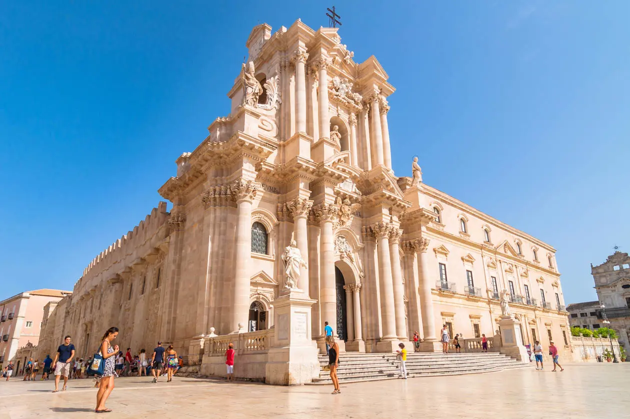 Piazza del Duomo ad Ortigia Foto: Copyright © Sisterscom.com / Depositphotos
