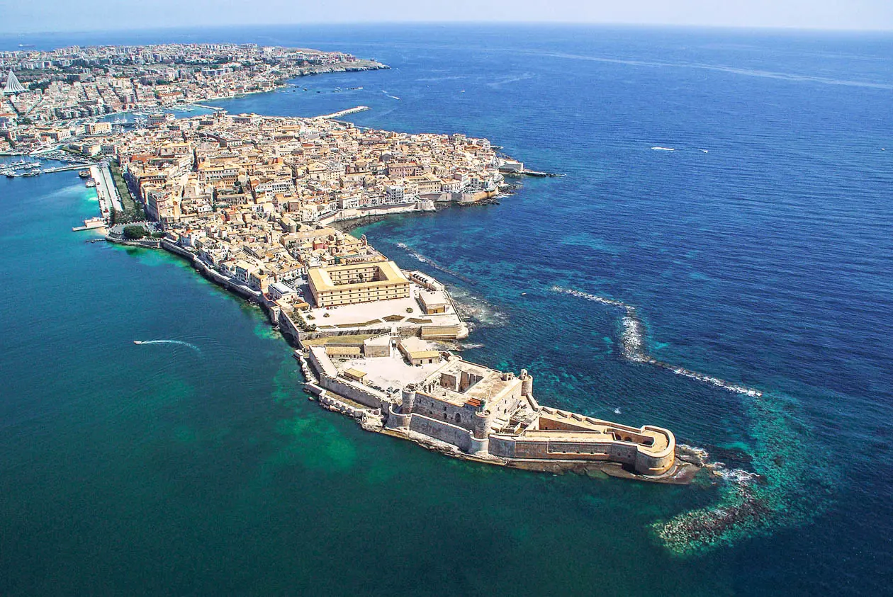 Veduta aerea di Siracusa e dell'isola di Ortigia Foto: Copyright © Sisterscom.com / Depositphotos