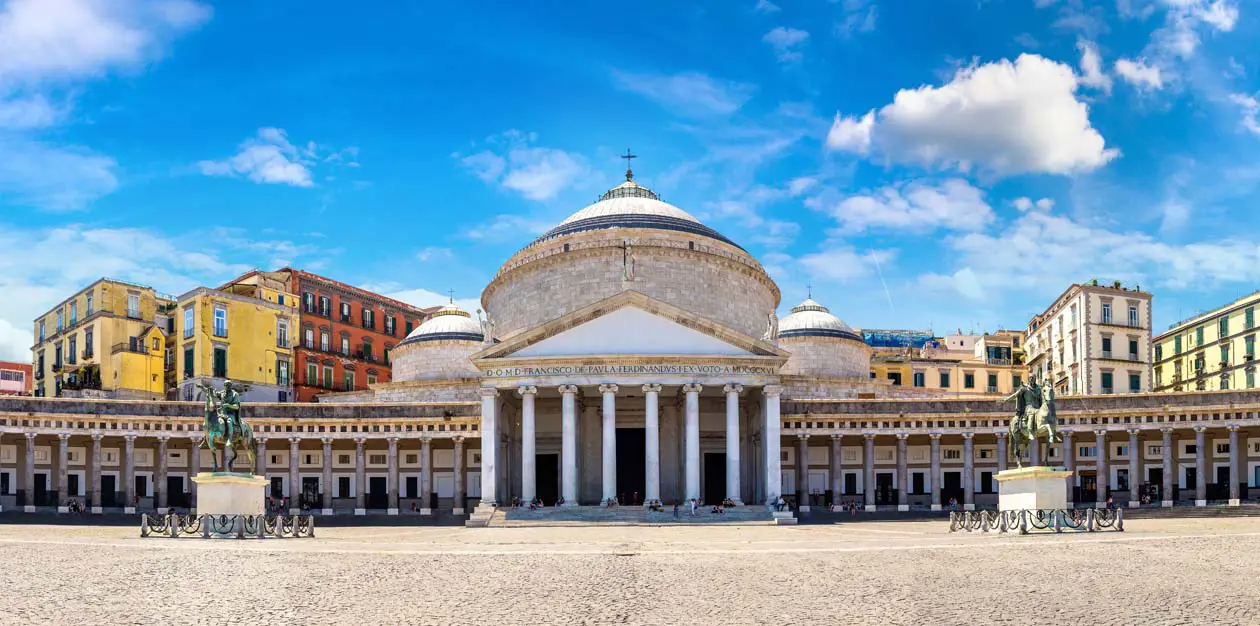 Centro storico di Napoli Foto: Copyright © Sisterscom.com / Depositphotos