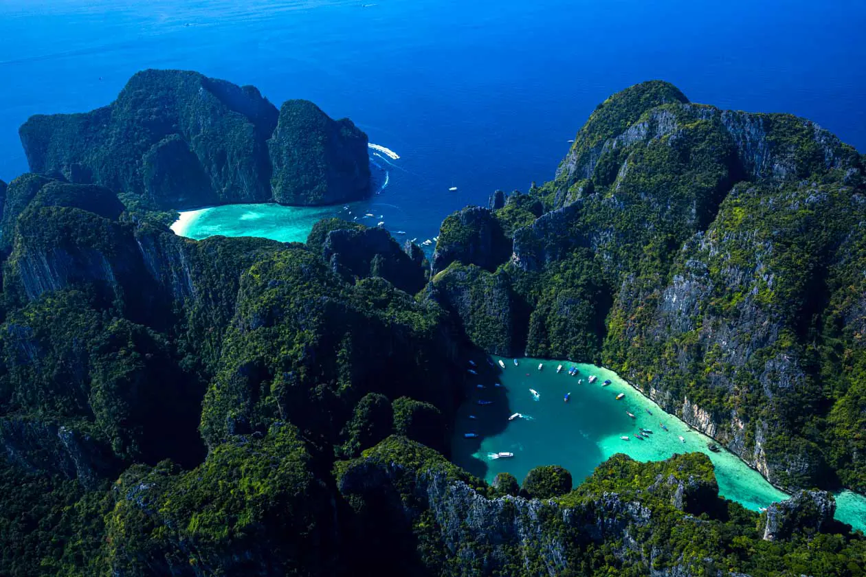 Isola di Phi-Phi con Maya Bay e Pileh Lagoon, Krabi, Thailandia Foto: Copyright © Sisterscom.com / Depositphotos