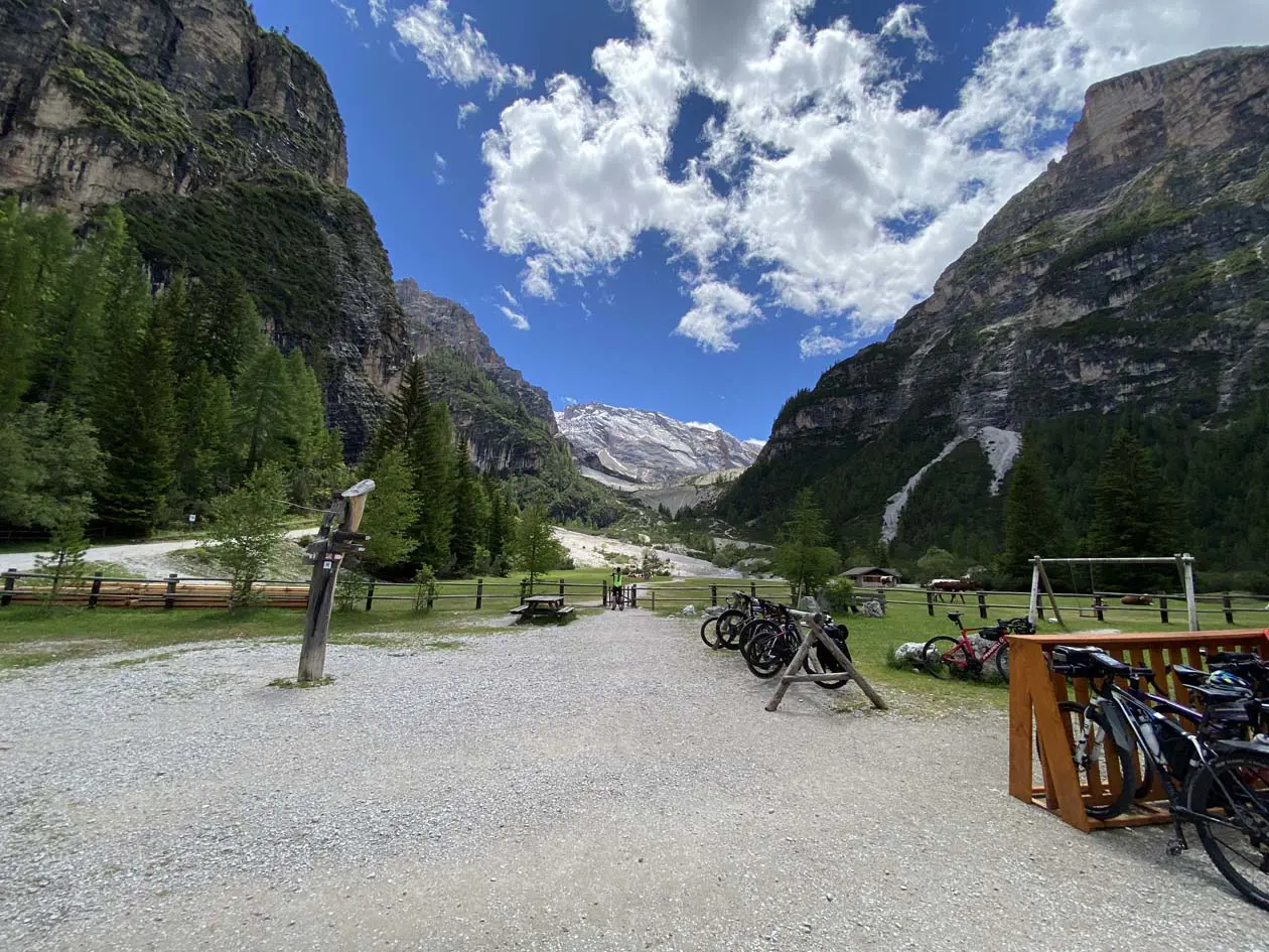 Punto di partenza per sentieri escursionistici a San Vigilio al parcheggio dell’Albergo Alpino Pederü Foto: © Sisterscom.com / Avion Tourism Magazine
