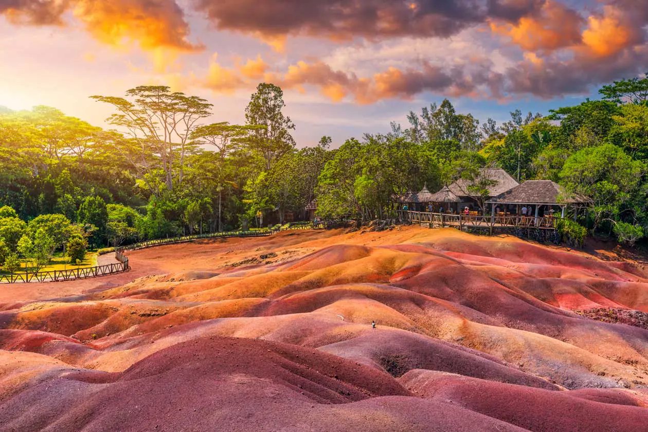 Chamarel Seven Colored Earth Geopark nell'isola di Mauritius Copyright © Sisterscom.com / Depositphotos