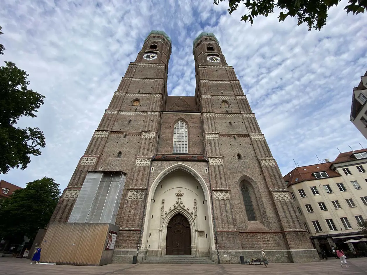 Frauenkirche, Cattedrale di Nostra Signora, Monaco di Baviera Foto: Copyright © Avion Tourism Magazine / Sisterscom.com