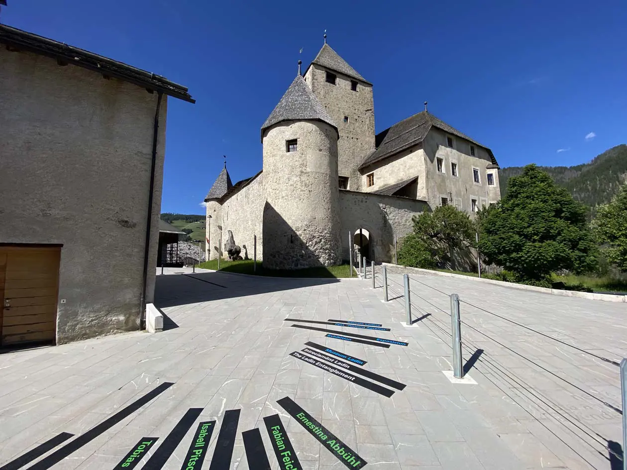 Castello di San Martino in Badia Foto: Copyright © Sisterscom.com / Avion Tourism Magazine