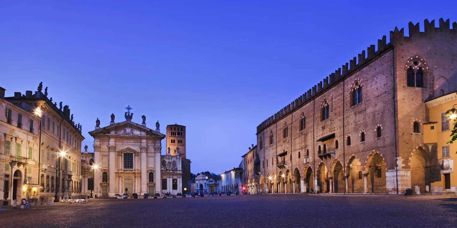 Mantova. Piazza con la cattedrale.