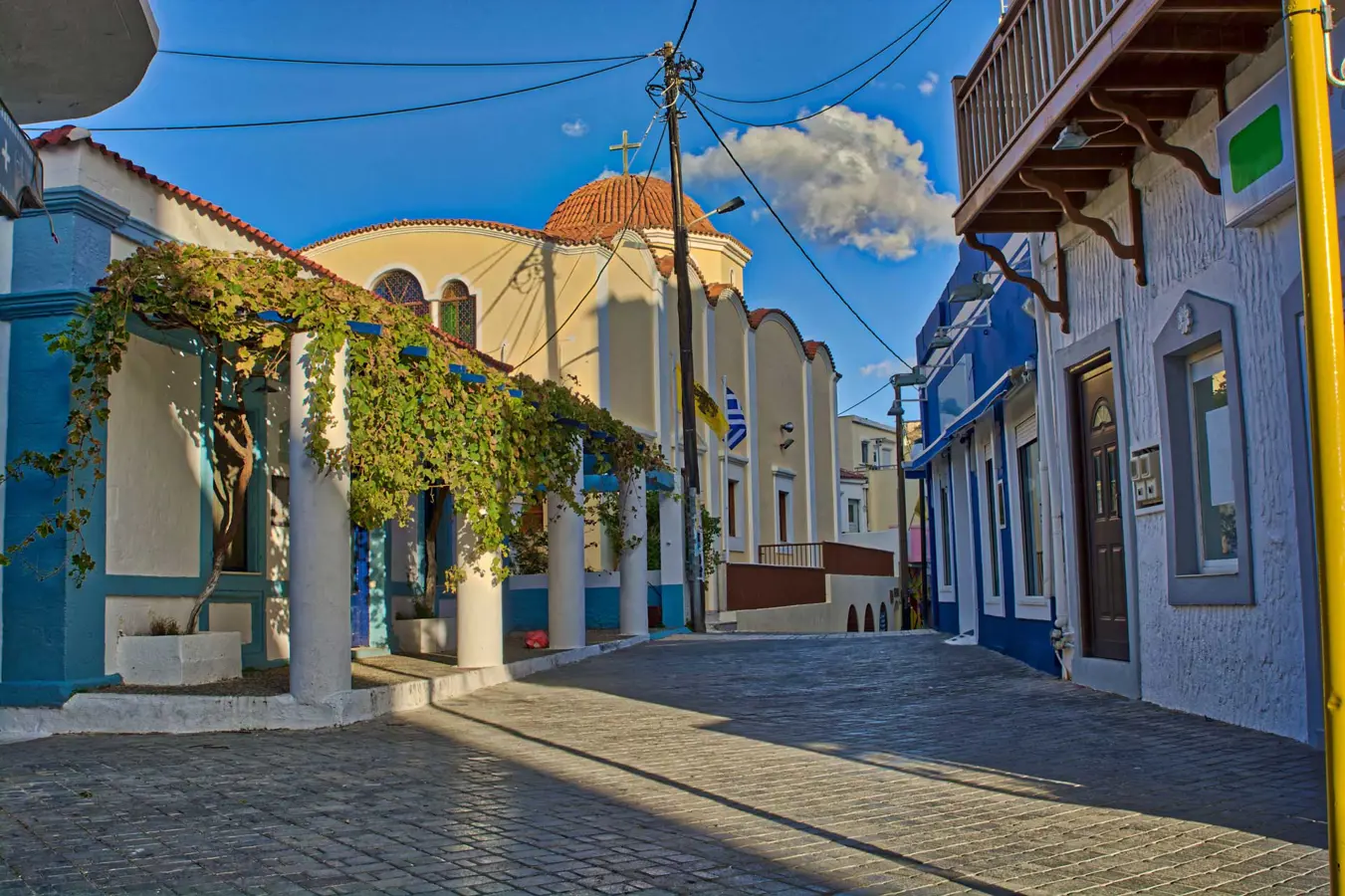 Karpathos. Strada tradizionale del porto.