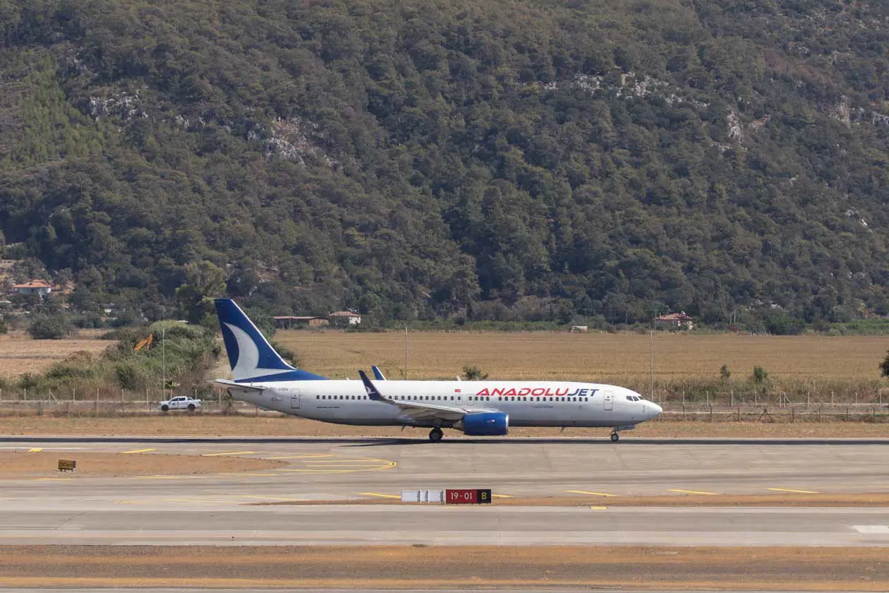 AnadoluJet, Aeroporto di Dalaman (DLM), Turchia. Foto: Copyright © Sisterscom.com / sergii.kl.ua / Depositphotos