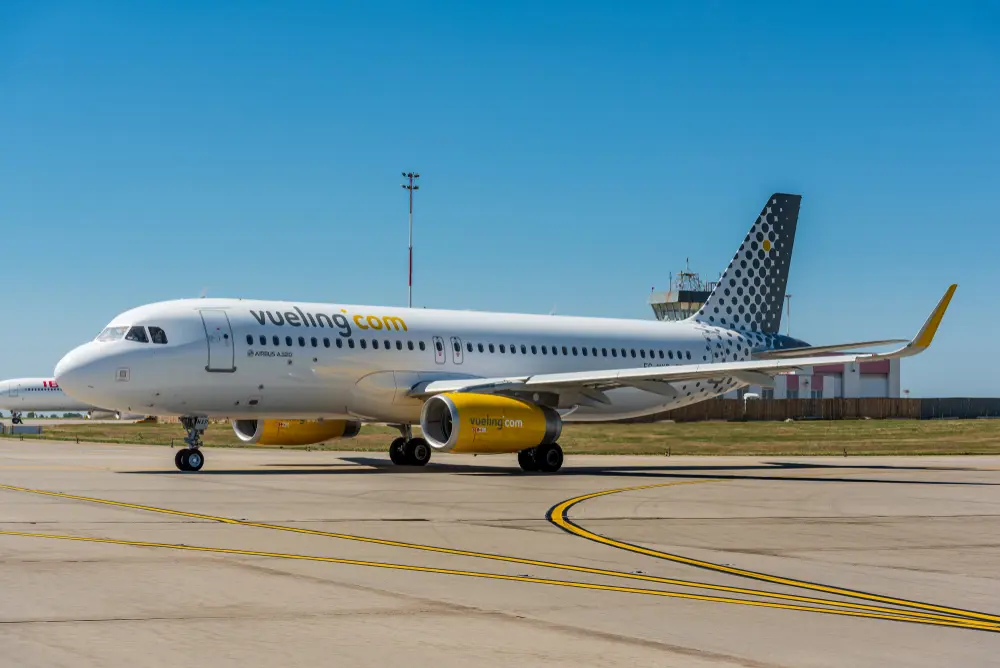 vola-con-vueling-avion-tourism