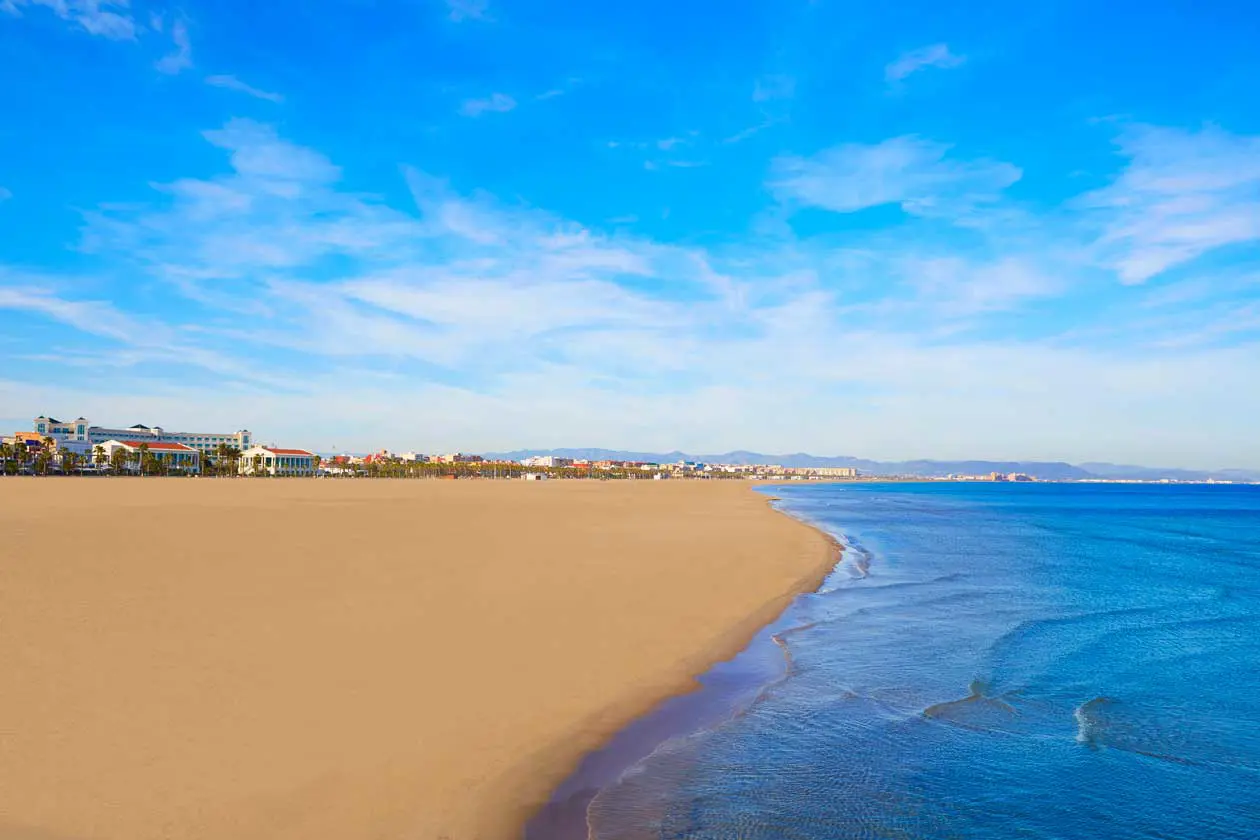 Le siagge di Valencia - La Malvarrosa. Foto:&nbsp;Copyright ©&nbsp;Sisterscom.com / Depositphotos