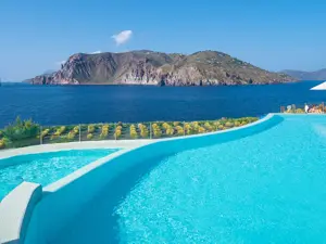 Il lussuoso Therasia Resort Sea & Spa a Vulcano