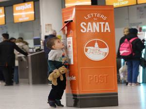 easyJet consegna le letterine di Babbo Natale dall’Italia a Rovaniemi