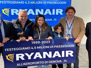 Aeroporto di Genova: premiazione del 4,5 milionesimo passeggero Ryanair