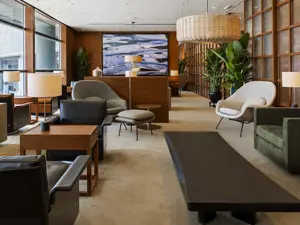 Cathay Pacific riapre la lounge The Bridge a Hong Kong