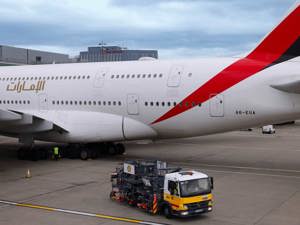 Emirates opera con SAF all'aeroporto di Londra Heathrow