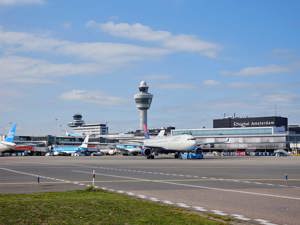 Schiphol vieterà i voli notturni entro il 2025-2026