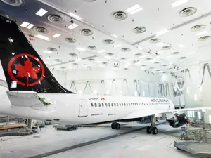 Il primo Airbus A220 per Air Canada esce dall'hangar di verniciatura