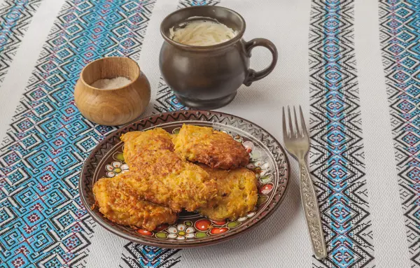 Pancakesin di patate e panna acida tradizionale della cucina di Chernivtsi. 