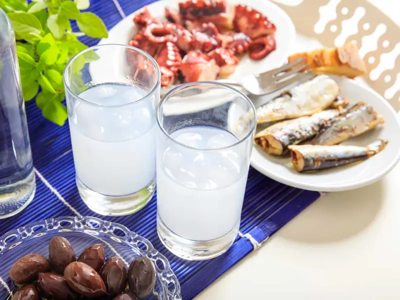 Ouzo, liquore di Lemnos, Grecia Foto: Copyright © Sisterscom.com /&nbsp;Depositphotos